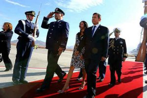 Primera Dama genera polémica por romper protocolo en Chile-VIDEO