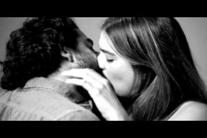 ¿Cómo es un primer beso entre extraños? -VIDEO