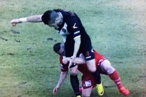 Futbolista mordió la pierna de su colega para evitar un pase -VIDEO