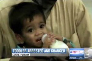 Insólito: Niño de 9 meses de edad fue arrestado por intento de asesinato-VIDEO