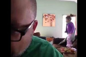 Divertido: mira la reacción del padre rockero al escuchar el ‘pop’ de su hija -VIDEO