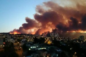Infernal incendio atacó Valparaíso en Chile