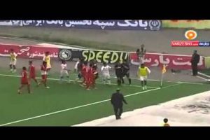 ¡De locos! Jugador suplente se mete a la cancha para evitar gol – VIDEO
