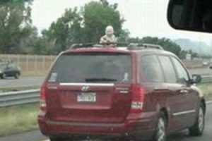 Madre irresponsable olvida a su bebé en el techo del auto