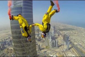 Insólito: dos hombres se lanzan desde el edificio más alto del mundo -VIDEO