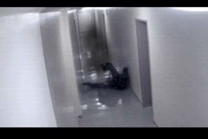 De terror: hombre es empujado por un ‘fantasma’ -VIDEO