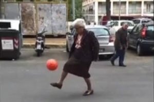 Abuelita demuestra gran destreza para dominar el balón -VIDEO