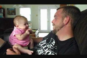 Tierno: bebé dice ‘ te amo’ – VIDEO
