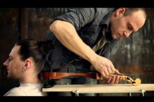 Un hombre toca el violín con cabello humano -VIDEO