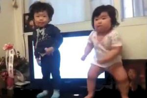 Mira el divertido baile de estos niñitos coreanos -VIDEO