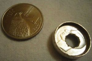 Novio convirtió una moneda en anillo para el día de su boda