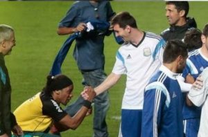 ¡Increíble! Ronaldinho se arrodilló ante Messi