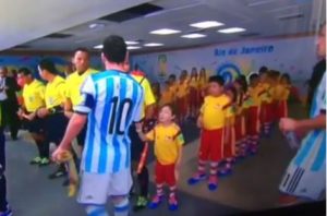 Messi es criticado por no saludar a un niño en Brasil 2014 (VIDEO)