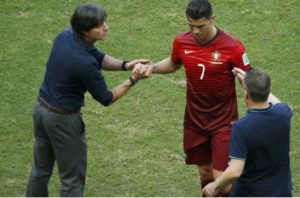 Técnico de Alemania le da una ‘sorpresita’ a Ronaldo al terminar el partido (VIDEO)