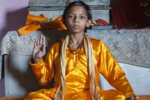 India: Niño nace con cola y es venerado