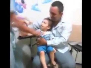 Divertido: Niño se carcajea al recibir una inyección