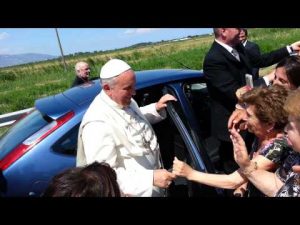 Papa Francisco detuvo a su auto para saludar a un enfermo (VIDEO)