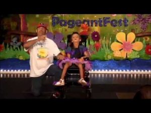 Conmovedor: Padre hace bailar a su hija en silla de ruedas (VIDEO)