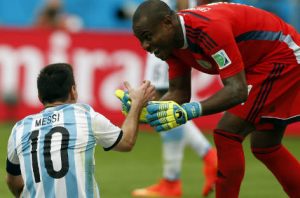 ¡Imperdible! Arquero de Nigeria bromea sobre Messi (VIDEO)