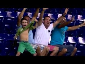 DIVERTIDO: Niño se vuelve ‘loco’ al verse en la pantalla de un Estadio (VIDEO)