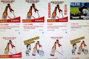 En China se venden innovadores abrebotellas con el rostro de Luis Suárez