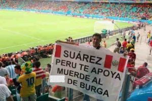 Hincha peruano muestra apoyo a Luis Suárez