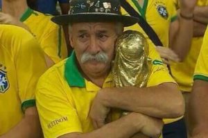 El conmovedor final que le dio este ‘viejito’ a la derrota de Brasil