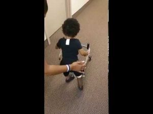 Conmovedor: Niño con miembros amputados aprende a caminar por primera vez (VIDEO)
