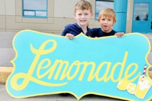 Niño juntó 7 mil dólares vendiendo limonada para ayudar a su amigo