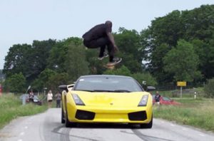 Un hombre salta un auto a más de 130 km por hora y vive para contarlo