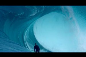 ¡Impresionante! Hombre desafía a la naturaleza al surfear ola gigante (VIDEO)