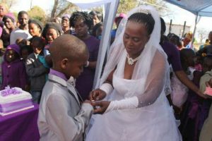 Niño de 9 años se casa con una mujer de 62 años