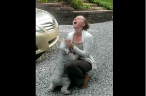 Conmovedor: Perrito llora y se desmaya de alegría al reencontrarse con su dueña (VIDEO)