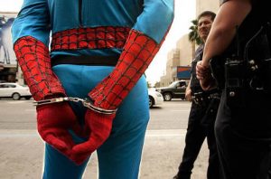 Hombre disfrazado de Spiderman es detenido en Nueva York (VIDEO)
