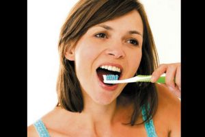 SALUD: ¿Por qué no debes cepillarte los dientes inmediatamente después comer?