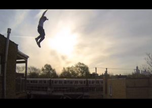 ¡Asombroso! Hombre salta una altura de 20 metros y lo graba en video (VIDEO)