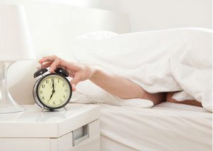 Usar el despertador todas las mañanas no sería saludable según expertos