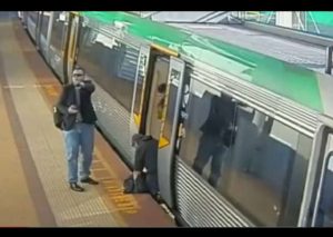 Pasajeros mueven un vagón del tren para salvar a una persona