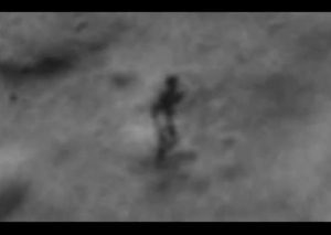Google Moon capta silueta de un «alienígena» caminando en la Luna (VIDEO)