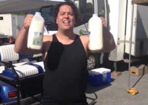 Divertido: Un hombre toma leche y se transforma en la ‘La Roca’ (VIDEO)