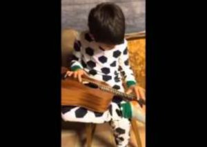 Conmovedor: Un niño ciego sorprende al mundo tocando la guitarra (VIDEO)