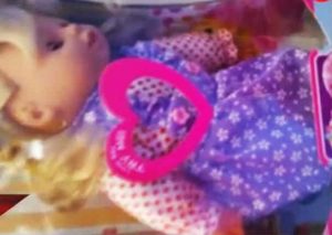 Padre obsequia a su hija una muñeca que canta ‘quieren morir’ (VIDEO)