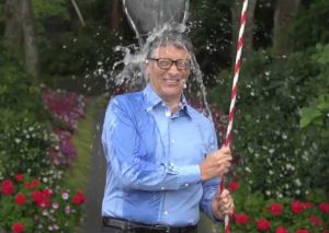 Bill Gates se echa un baldazo de agua helada con un noble proposito