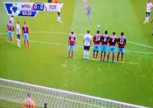 Hincha de fútbol casi anota un golazo en partido de la Premier League (VIDEO)
