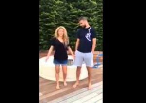 Piqué y Shakira aceptaron el reto del ‘cubetazo de agua helada’ (VIDEO)