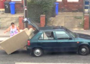 Estas personas intentaron meter un sofá en un auto a toda costa  (VIDEO)