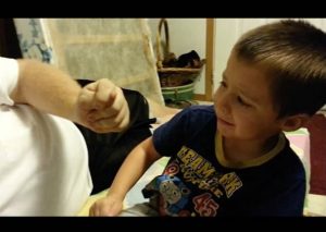 Un niño llora al creer que su papá le quitó su nariz (VIDEO)