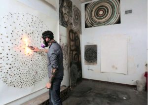 ¡Insólito! Artista pinta cuadros con fuegos artificiales (VIDEO)
