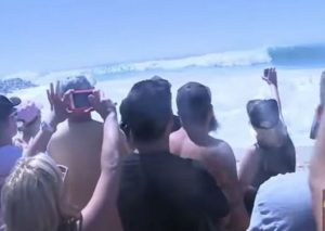 Personas son sorprendidas por una gigantesca ola mientras filmaban el mar (VIDEO)