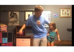 Padre se convierte en viral luego de improvisar una coreografía con su hija  (VIDEO)